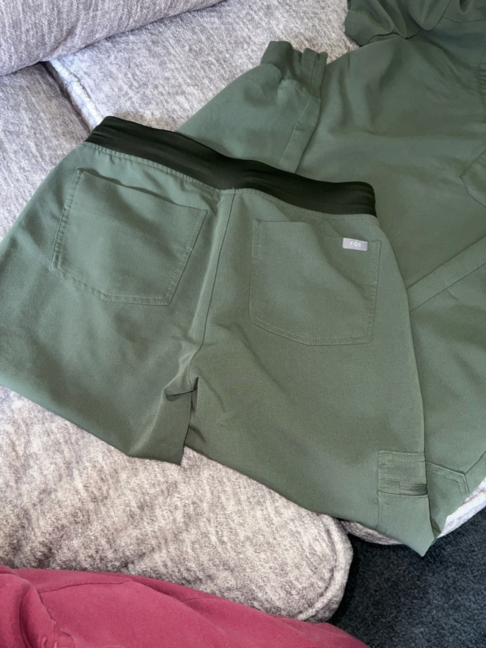FIGS High-Waisted Zamora Jogger/One Pocket Scrub Top - Picture 7 of 11